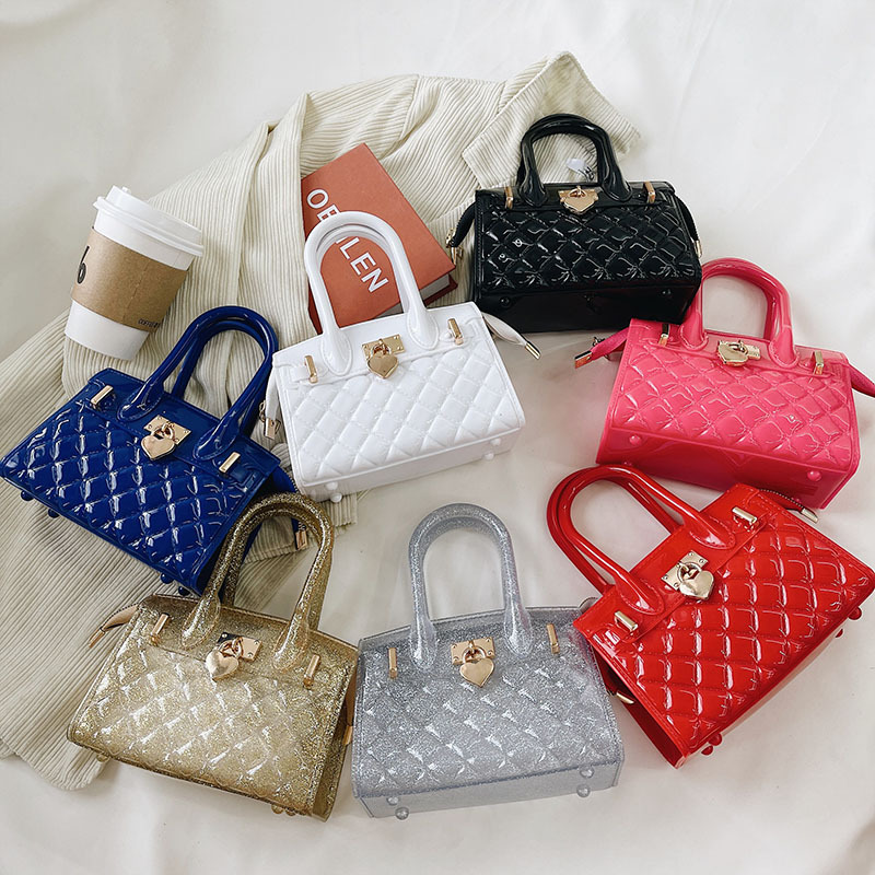 The 2025 autumn new diamond-shaped platinum bag, a fashionable heart-shaped lock jelly bag, a trendy women's bag with a shoulder and a crossbody design full figure