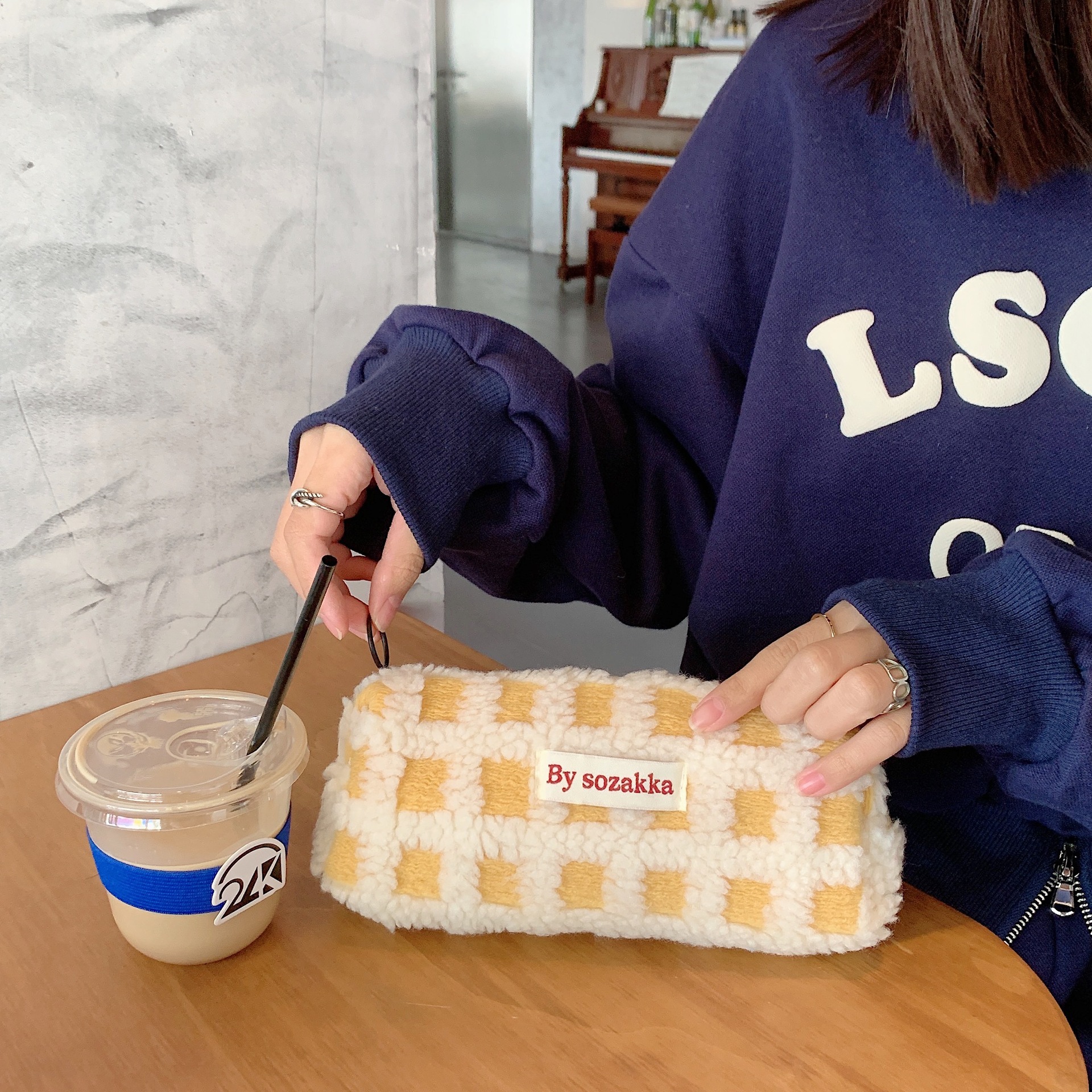 21032 Waffle Lamb Plush Pen Case, Japanese-style stationery storage bag for primary school students, large capacity for female students Specification drawing