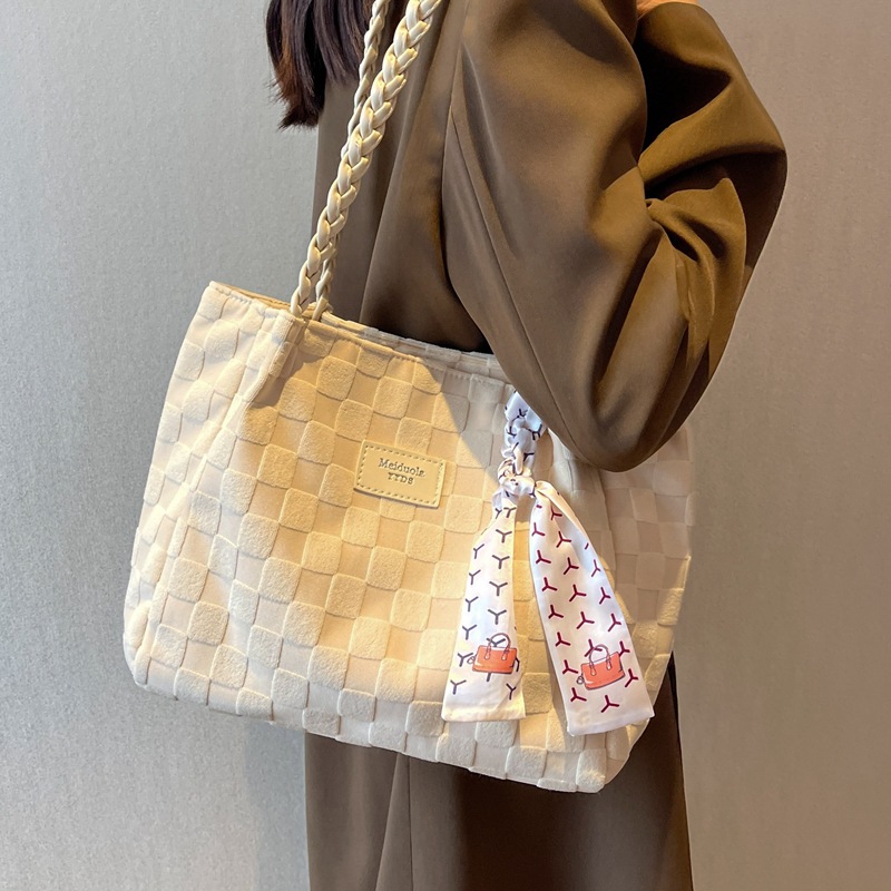 Large-capacity commuter tote bag 2023 new summer fashion large bag, women's checkered high-end and stylish single-shoulder bag details Picture