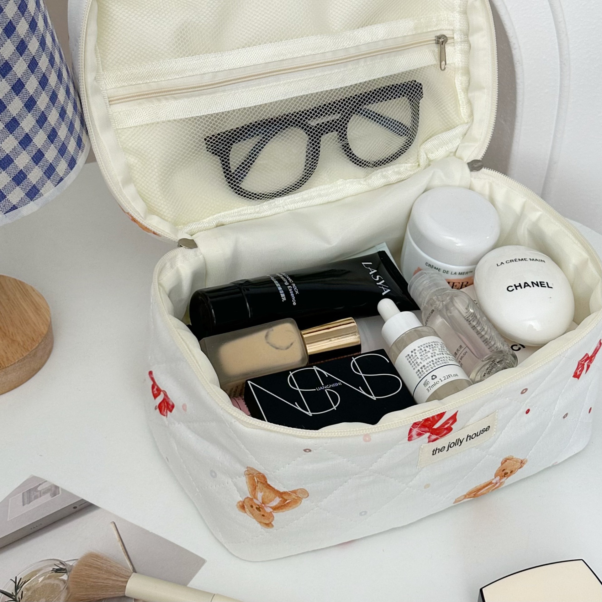Cross-border Bear Bow Storage Bag 2025 New large-capacity portable travel and business trip storage bag, makeup bag for women Application Scenario