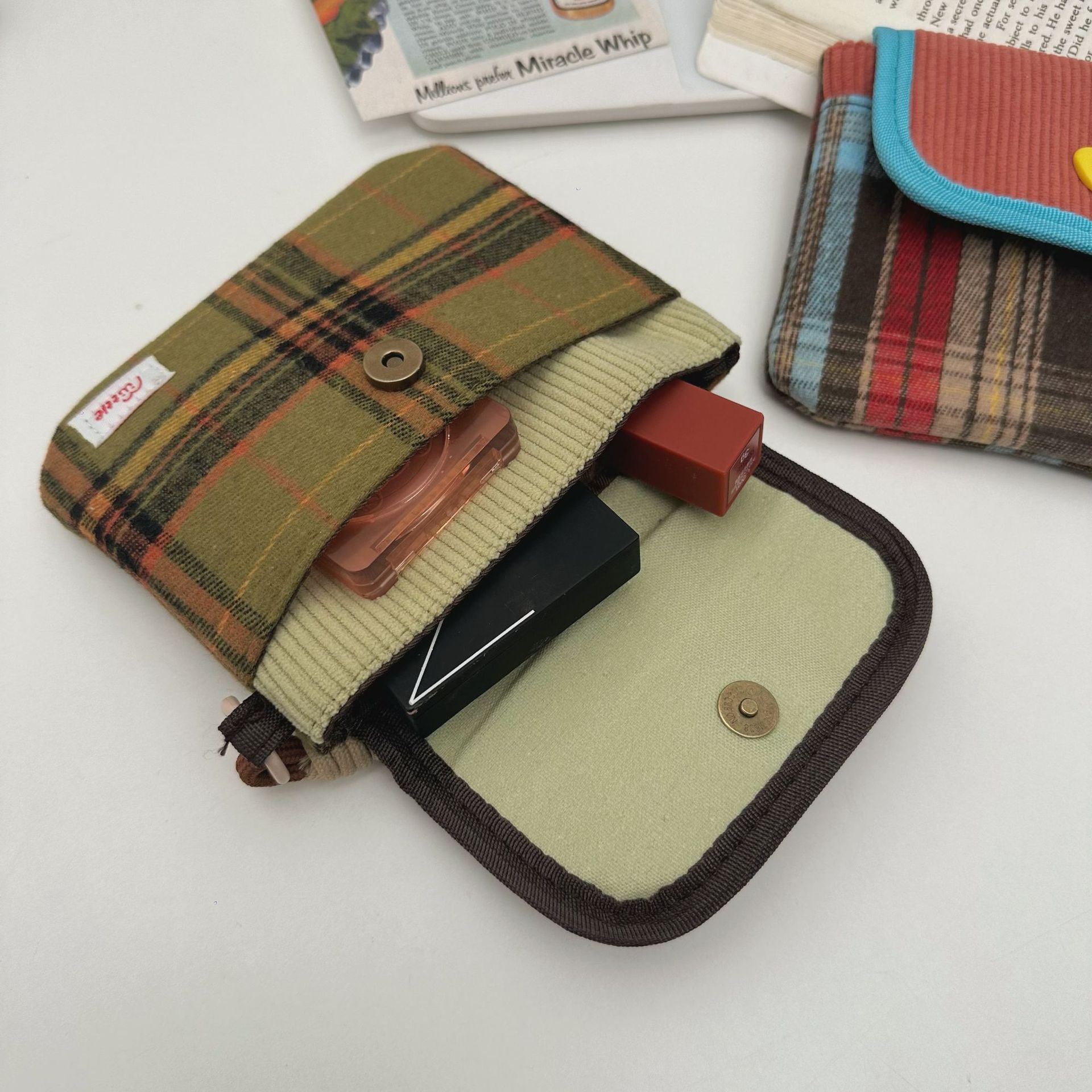 Retro checkered mini red envelope 2025 new portable and portable travel miscellaneous storage bag, earphone case, coin purse Application Scenario