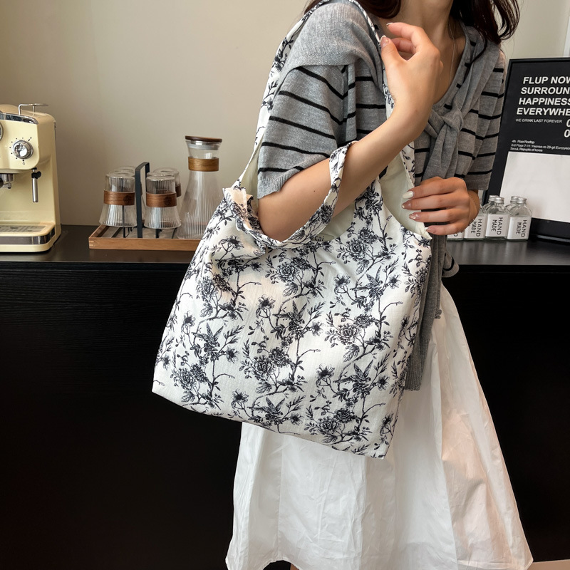 Summer new black and white floral fabric bag, large-capacity, artistic and laid-back style single-shoulder bag, fashionable and versatile crossbody bag Application Scenario