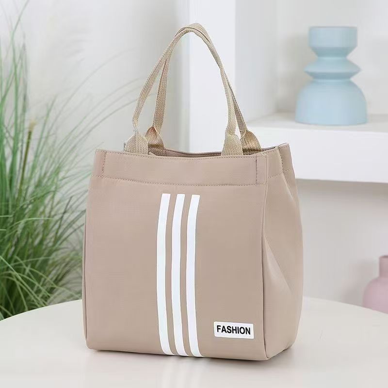 The new cosmetic bag features a high level of appearance. It is a Korean-style sporty hand-held travel, toiletries, storage, mommy bag, and commuting lunch box bag details Picture