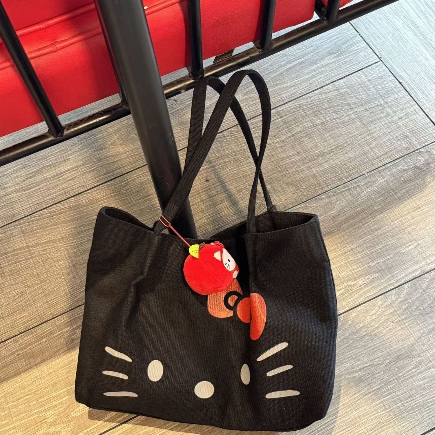 The new large-capacity tote bag from Korean kitty is a cute and portable student print commuter bag that is easy to carry on the shoulder Specification drawing