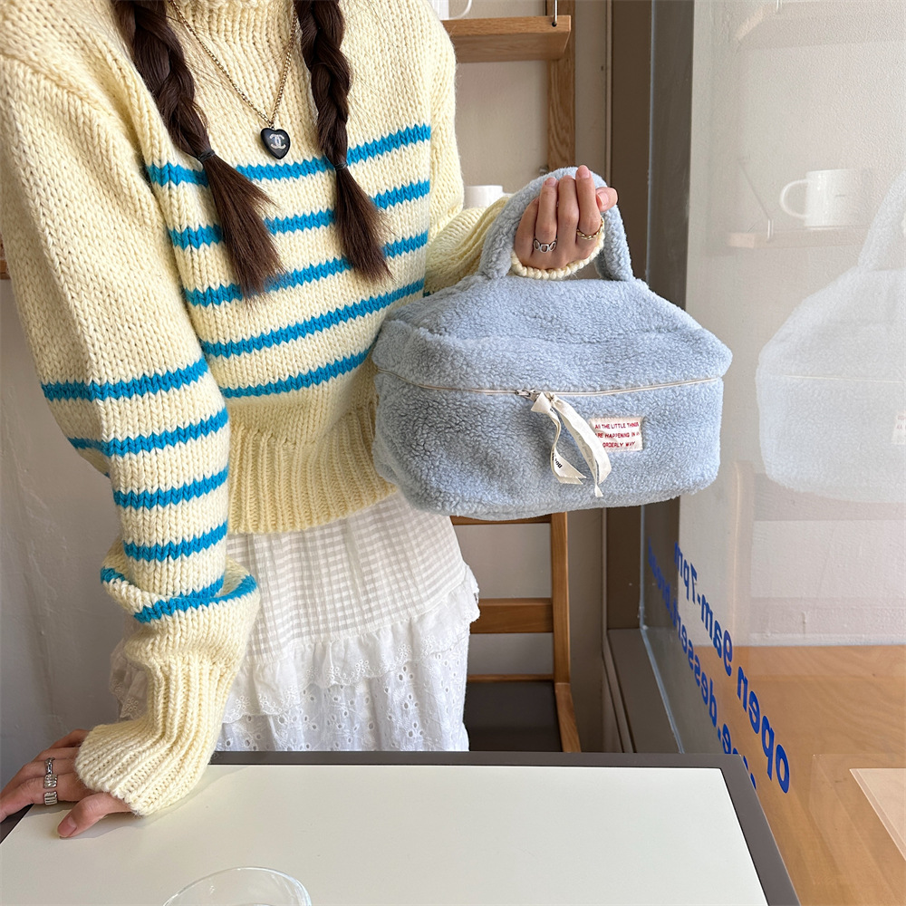 310154 Plush makeup bag, women's portable toiletry bag, large-capacity travel storage, skin care products, hand-held makeup box Application Scenario