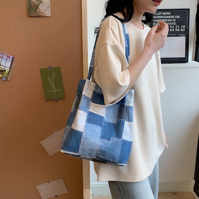Checkered canvas bag for women, new Spring/Summer 2024, fashionable large-capacity single-shoulder underarm bag, casual and versatile tote bag Application Scenario