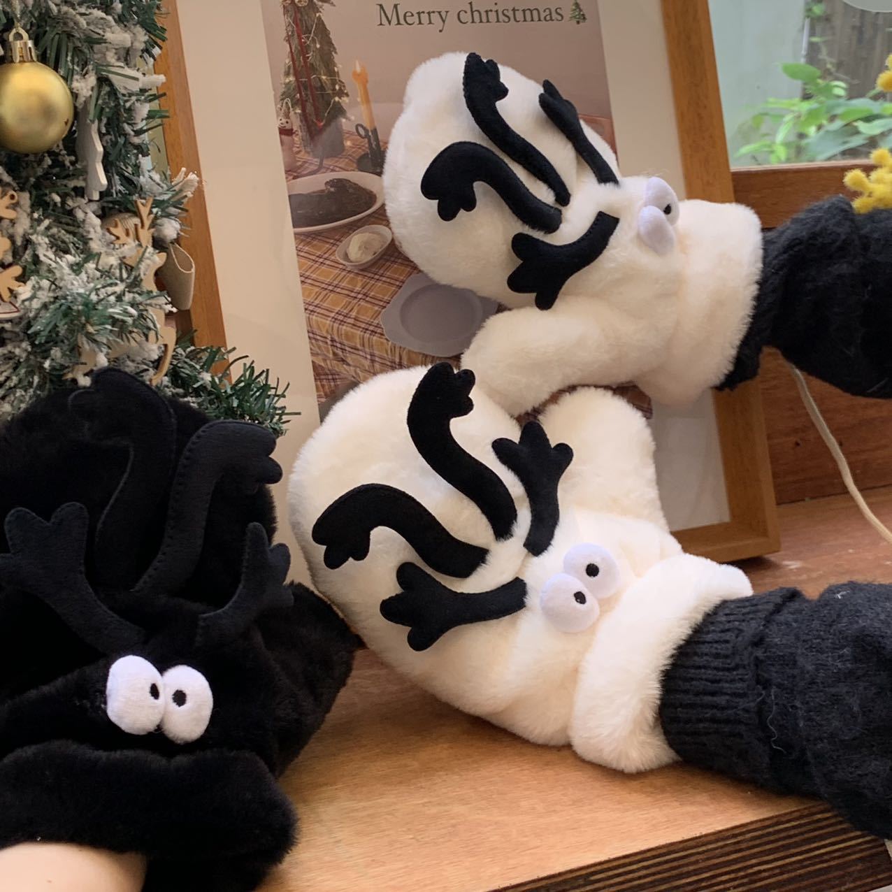 Creative and funny little coal ball plush gloves, ins style, girlish heart, warm cycling, thickened plush gloves that can be hung around the neck Application Scenario