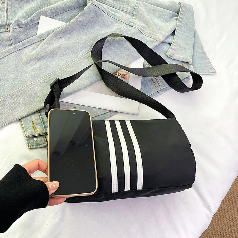 Retro 2025 versatile small square bag, women's large-capacity crossbody nylon bag, casual commuting single-shoulder bag, cross-border soft leather Application Scenario