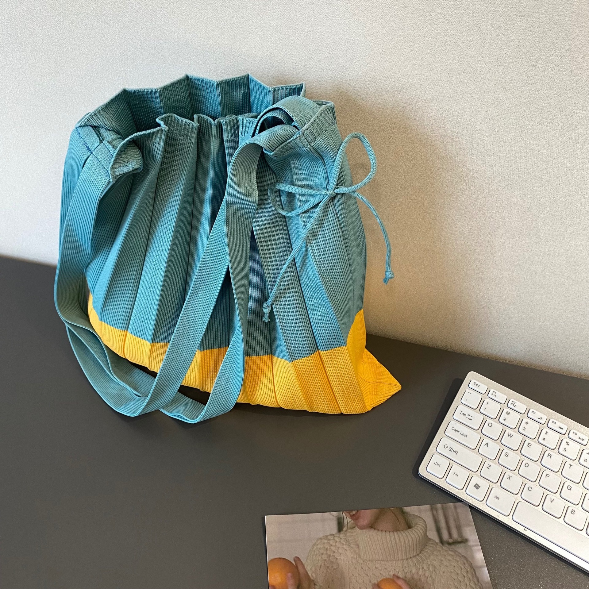 Korean-style pleated color-blocked single-shoulder bag, large-capacity tote bag for travel, color-blocked knitted drawstring bag, versatile and fashionable Specification drawing