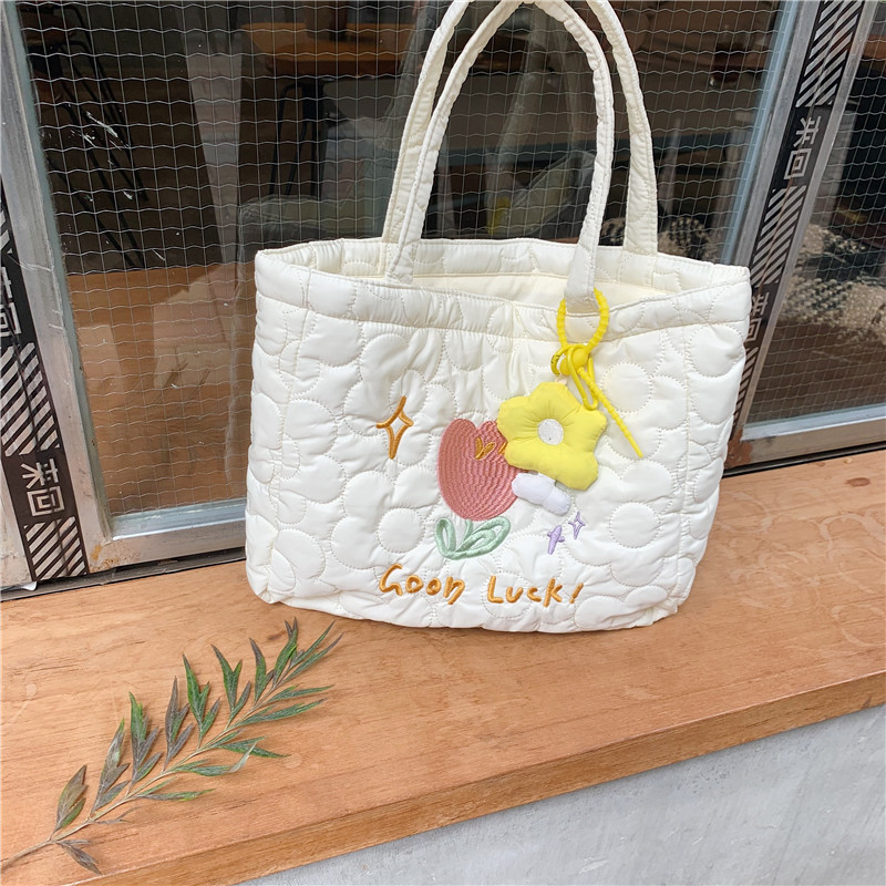 112291 Fresh and delicate quilted embroidered tote bag, a canvas bag for female students' classes, a simple and artistic shopping bag Item Picture