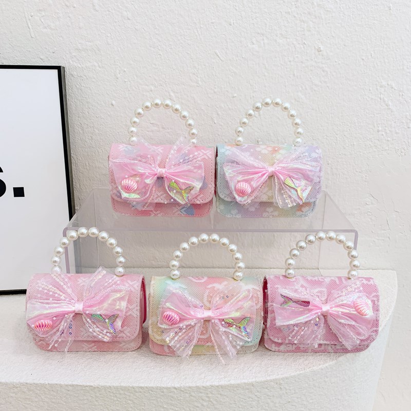 A new style of cute cartoon mini handbag for little girls. It's a trendy single-shoulder crossbody bag for children details Picture