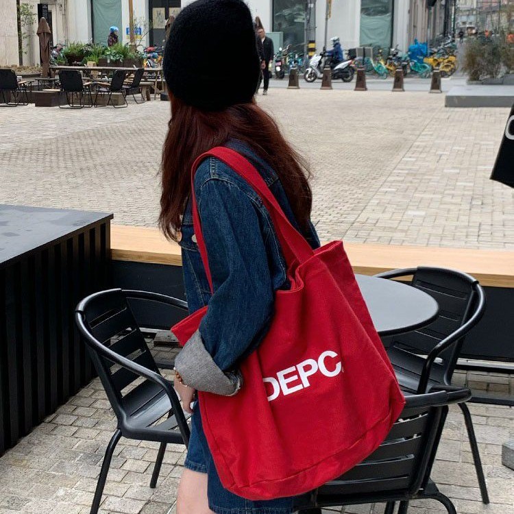 New letter-printed canvas large-capacity canvas bag, single-shoulder casual commuting bag, canvas bag, ins laid-back style Application Scenario
