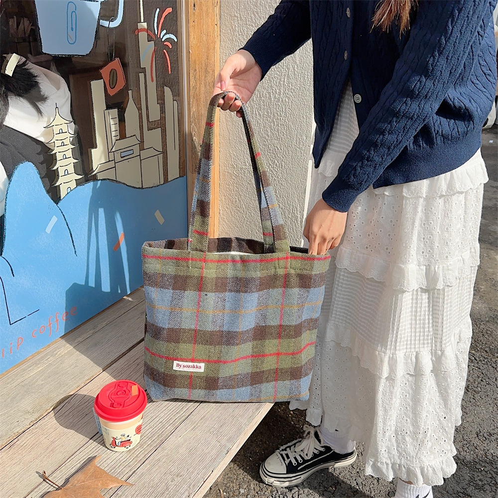 311021 Autumn/Winter large-capacity women's bag, 2023 new retro woolen checkered hand-held tote bag, woolen single-shoulder bag Application Scenario