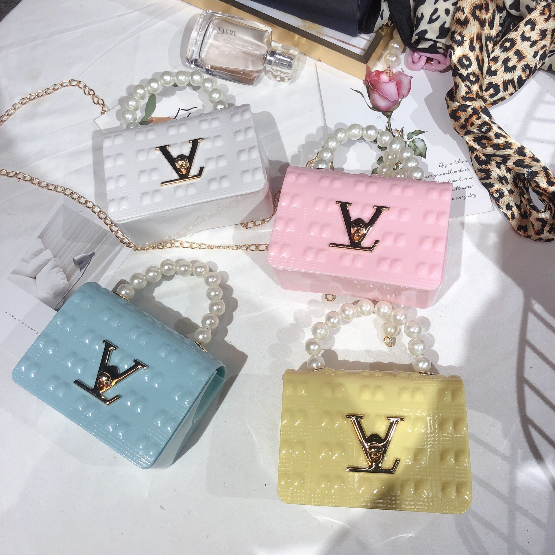 2025 New pearl hand-held mini jelly bag, diamond-shaped women's bag, candy-colored small square bag, single-shoulder crossbody chain bag Specification drawing