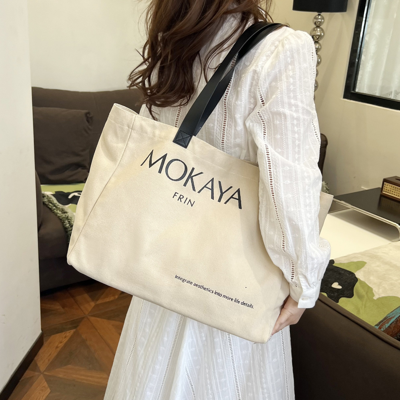 This year, the new large-capacity canvas bags for women are popular, including hand-held shoulder bags and tote bags for college students' commuting to class full figure