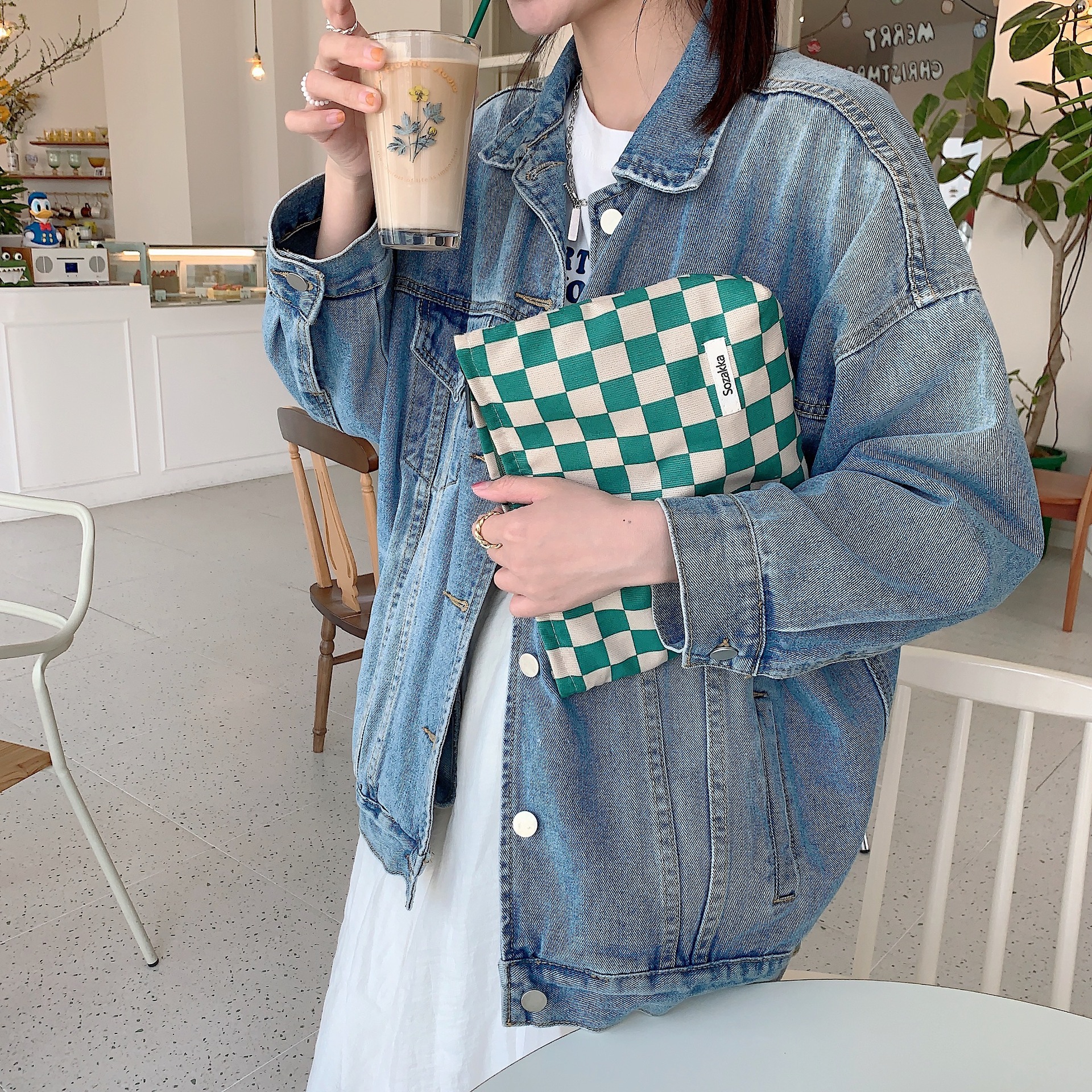 111306 Corduroy checkered makeup bag, color-blocking checkered washbasin storage bag, women's clutch, cosmetics Application Scenario