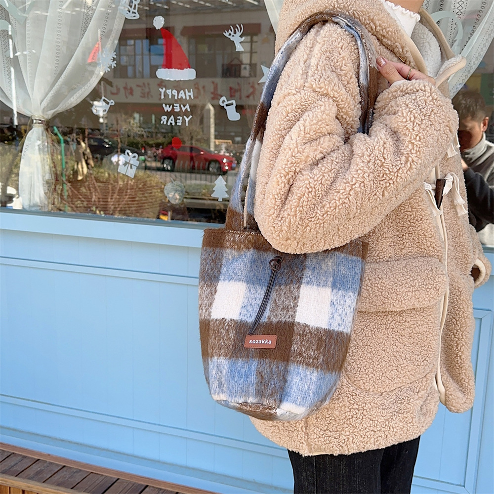 312182 woolen bucket single-shoulder underarm bag for women's autumn and winter new retro large-capacity commuter tote bag Application Scenario