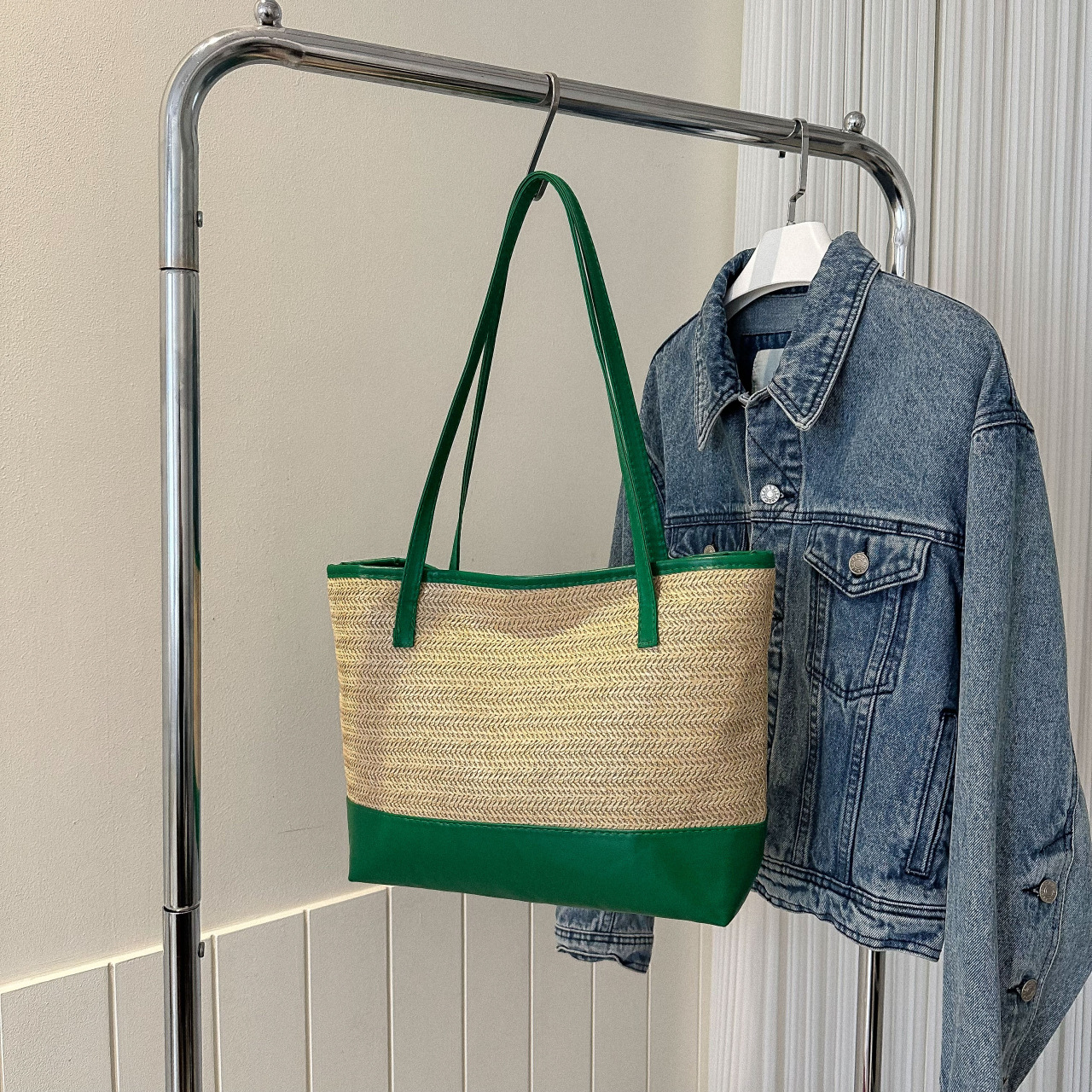 Wholesale of fashionable straw woven large bags for women in 2025, versatile and casual single-shoulder woven bags, simple beach tote bags details Picture