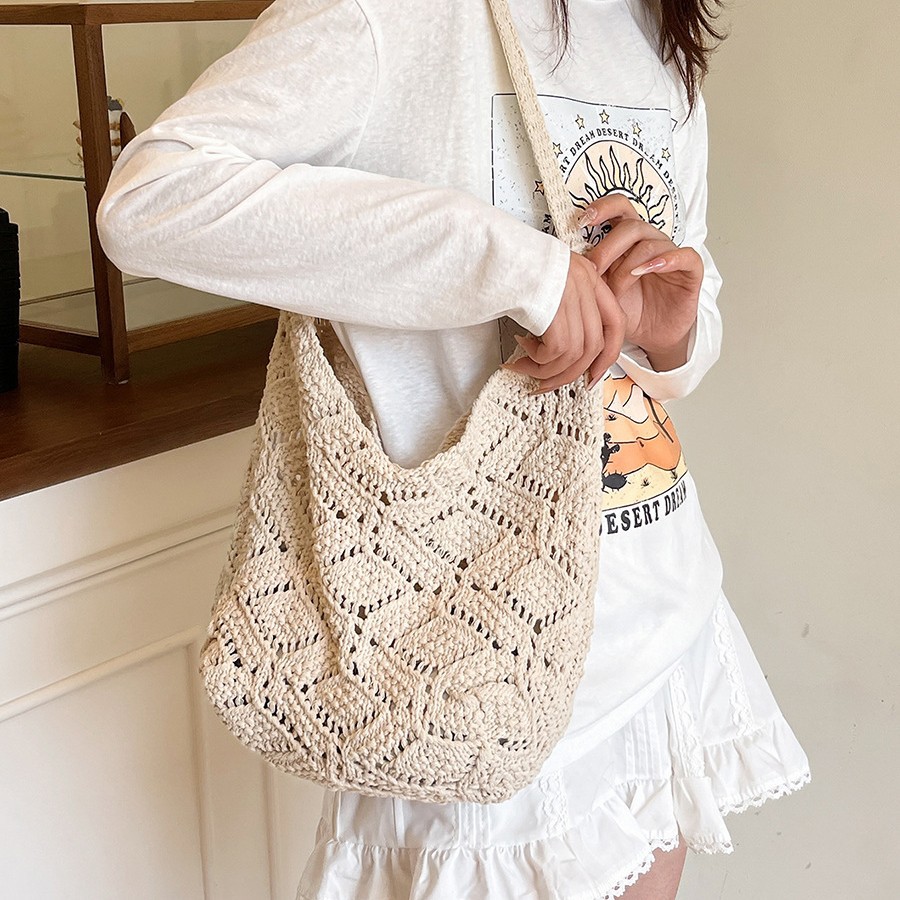 A new Korean-style single-shoulder tote bag for women with a niche design, featuring a laid-back, simple, trendy, fashionable and individualistic style Application Scenario