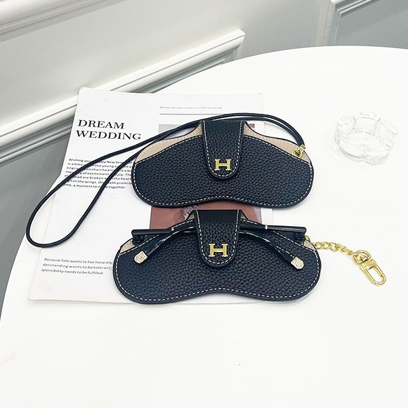 Portable glasses bag storage bag, sunglasses, myopia glasses protective case, universal hanging bag, neck hanging glasses bag, pressure-resistant and anti-loss Specification drawing