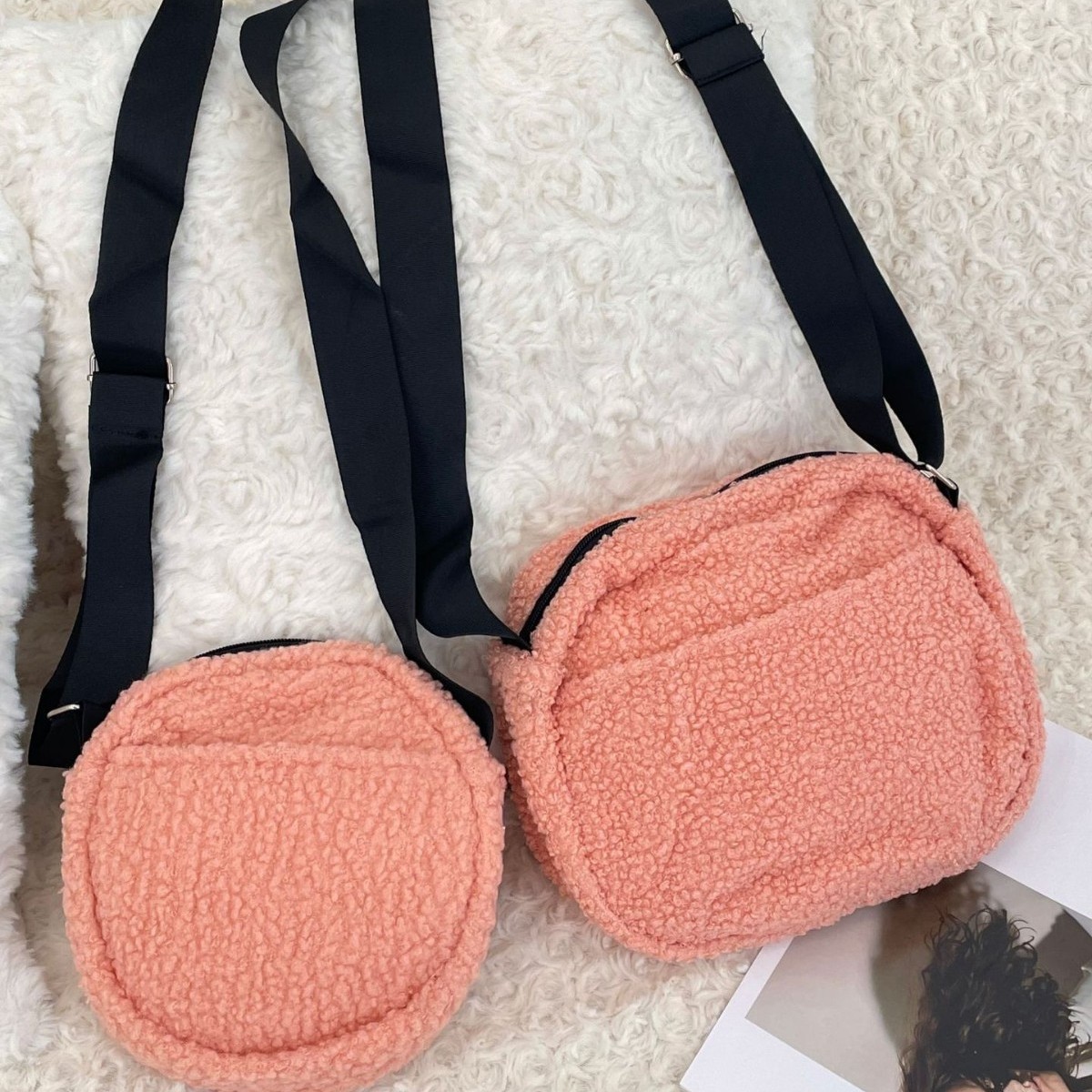 910132 A niche lambskin fabric fashionable single-shoulder canvas bag with adjustable shoulder straps and a crossbody casual bag details Picture