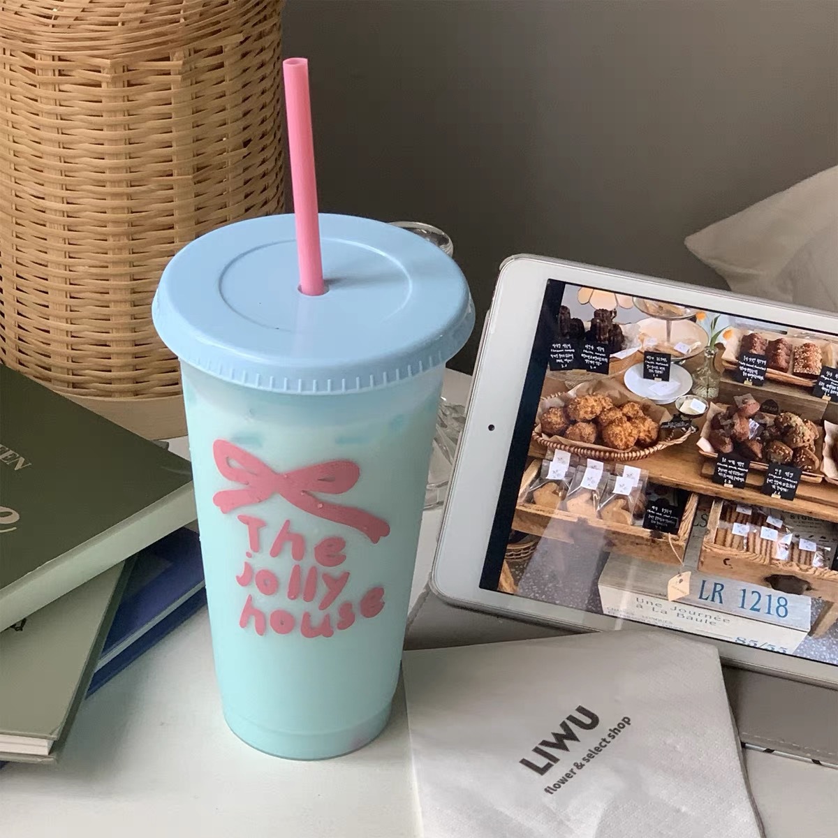 Summer is here! Cute and niche water cups, new portable plastic straw cups for drinking, homemade milk tea cups and coffee cups Application Scenario