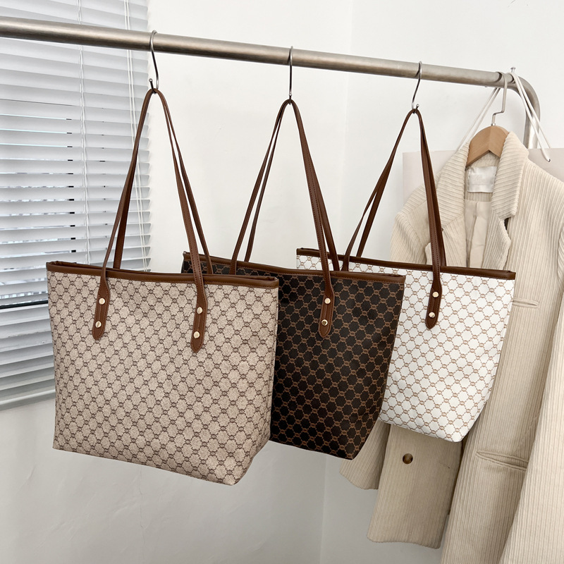 A simple and fashionable large-capacity bag for women in 2025, a trendy six-year tote bag for women, a large-capacity single-shoulder bag for commuting full figure