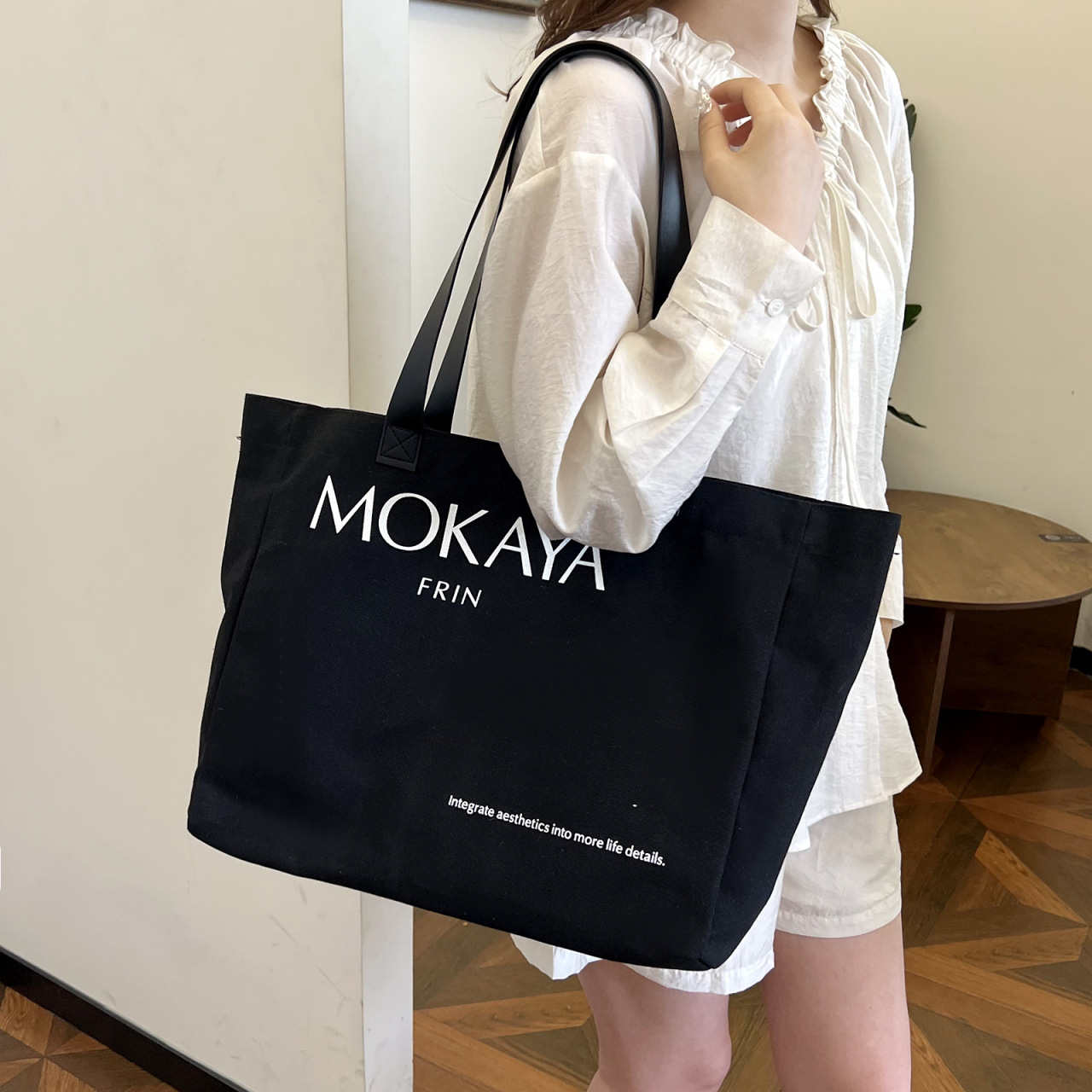 This year, the new large-capacity canvas bags for women are popular, including hand-held shoulder bags and tote bags for college students' commuting to class Specification drawing