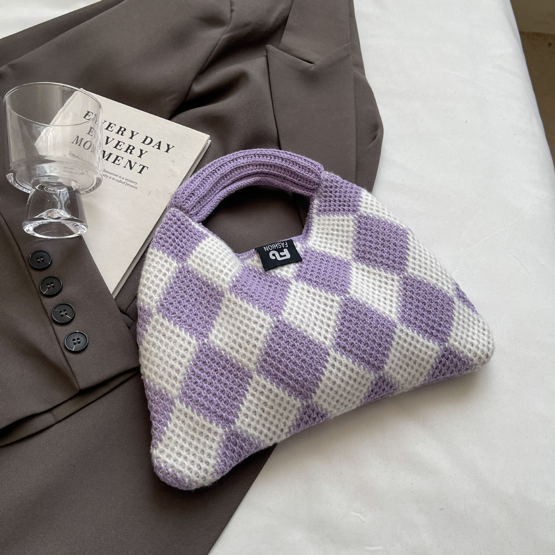 The new ins bag features a trendy color-blocking letter knitted single-shoulder bag, a large-capacity tote bag, and is comfortable, versatile and artistic Specification drawing