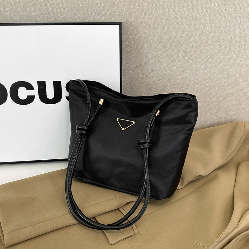 2025 New Korean-style fashionable and niche single-shoulder bag, hand-held trendy and casual bucket bag, women's commuting crossbody bag for work Application Scenario