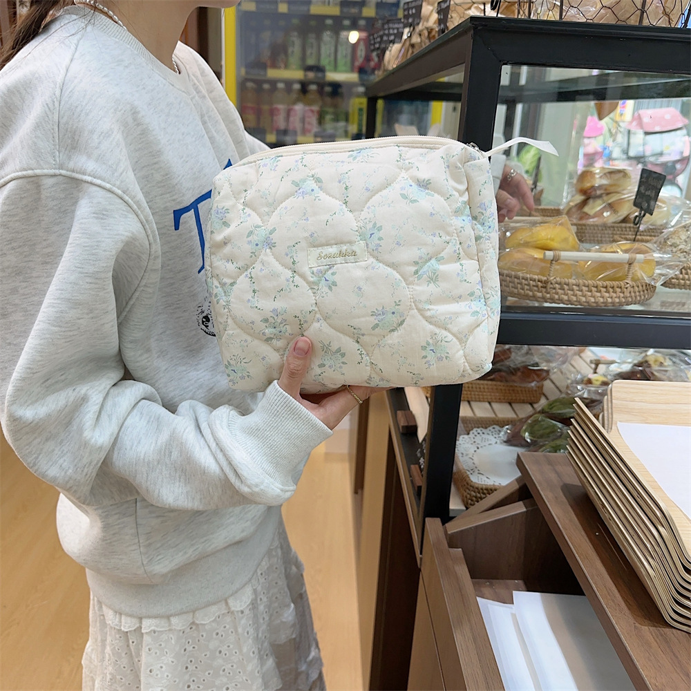 31081 ins Flower Soft Makeup Bag for Women, Portable large-capacity cosmetics and sundries storage bag, clutch Application Scenario