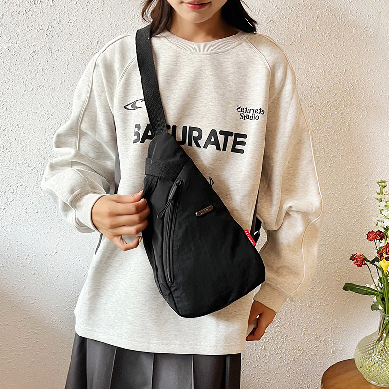 The new solid-color trendy single-shoulder bag is selling well. It features a fashionable and simple small-capacity crossbody bag that is casual and versatile, as well as a lightweight sports bag Specification drawing