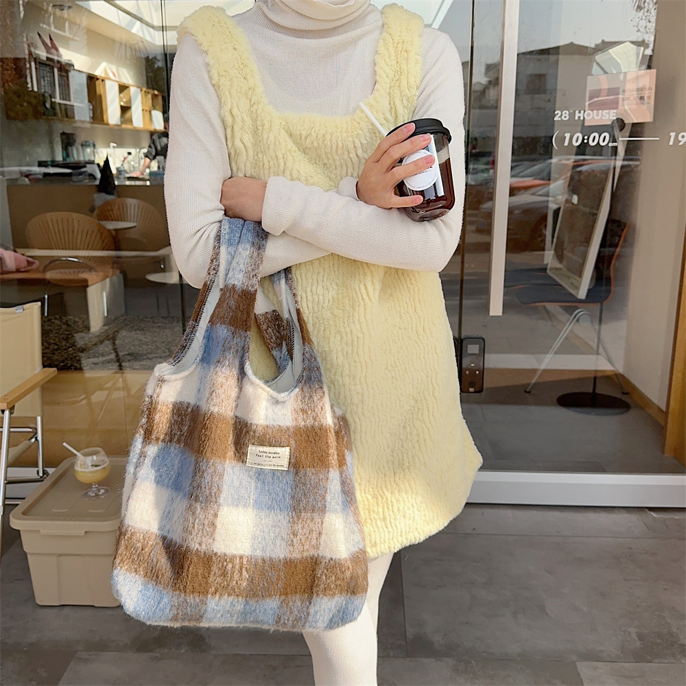 31292 Japanese and Korean large-capacity woolen checkered bag for women, 2023 new Tote bag, commuter and school single-shoulder bag Application Scenario