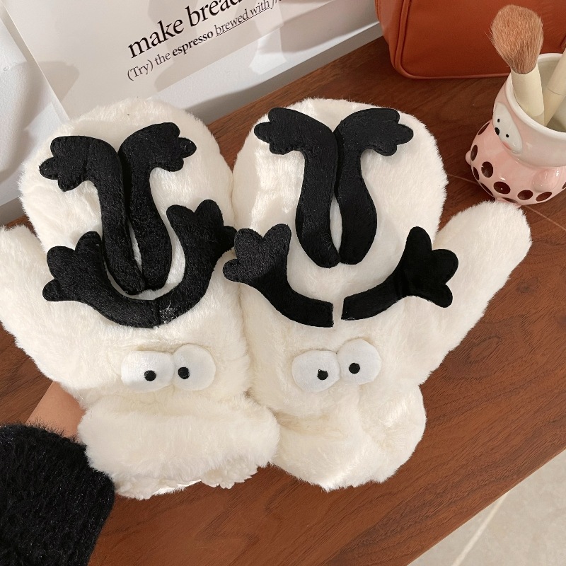 Cute and funny little coal ball plush gloves for students to keep warm during winter cycling. They are thickened with plush and hung around the neck Application Scenario