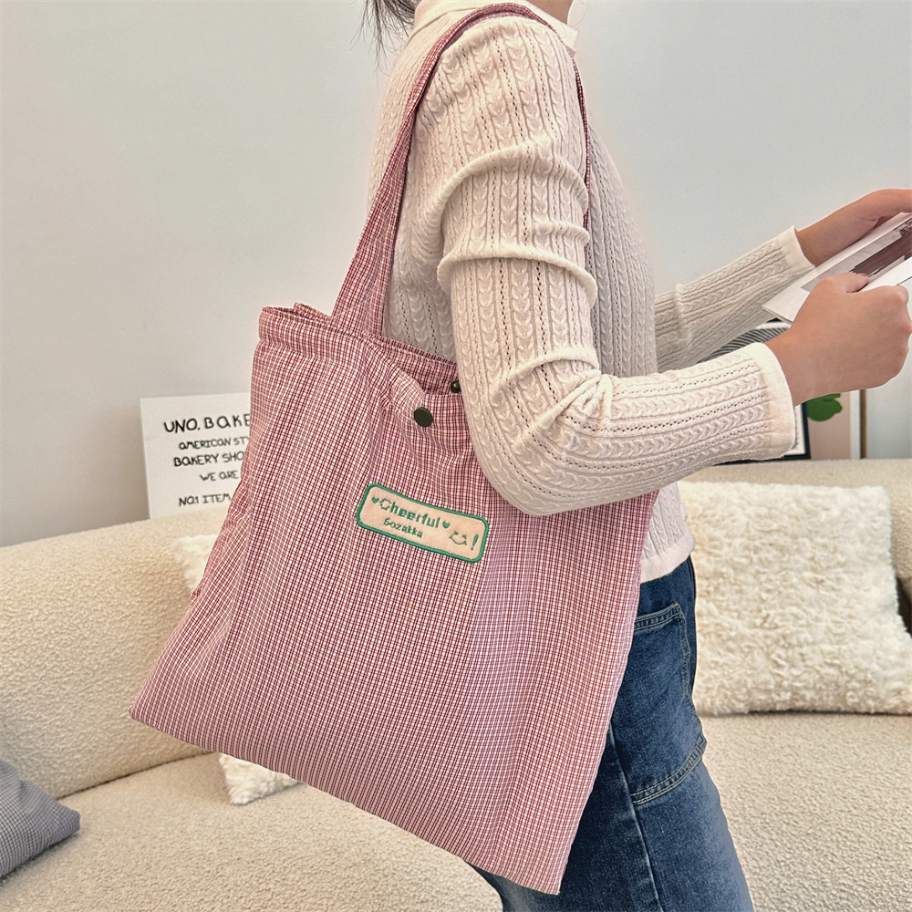 410101 Korean style laid-back double-pocket single-shoulder bag, a new autumn lightweight and casual commuting bag for classes Application Scenario