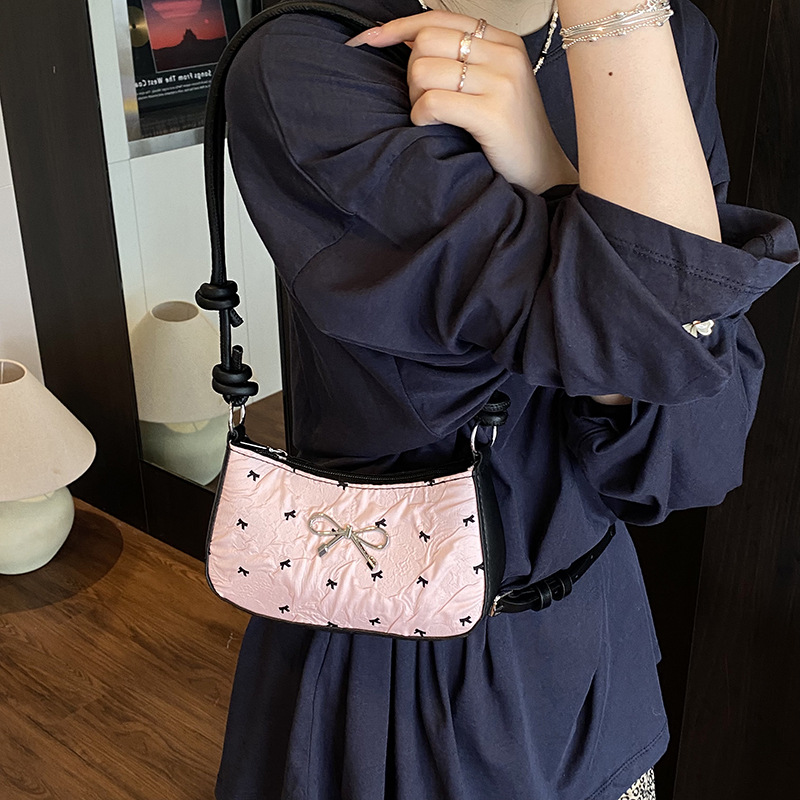 This high-end and light luxury single-shoulder bag is a new summer style. It features a cute pink bow-shaped small square bag and is versatile. It is a crescent-shaped underarm bag for women Specification drawing