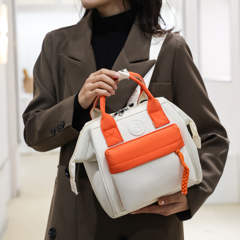 A lightweight mom bag with a high level of appearance, a young and hot mom taking her kids for a walk, a shoulder bag, a crossbody mom bag, and a stylish backpack Specification drawing