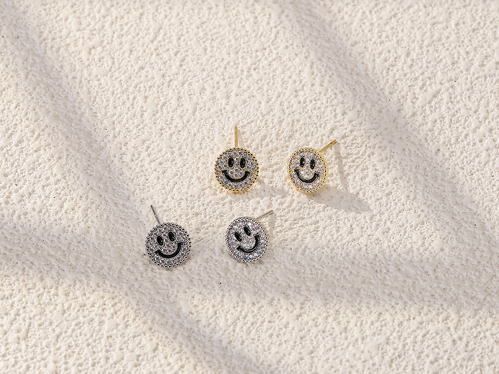 Xuhui brand exquisite and light luxury copper-plated real gold inlaid zircon 925 silver needle smiling four-leaf clover fashionable and elegant stud earrings Application Scenario