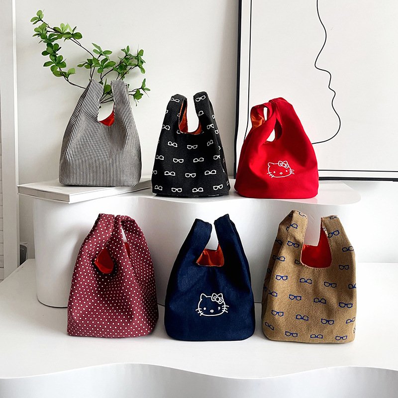 2025 New canvas handbag, a popular female cartoon bucket bag, versatile for Japan and South Korea, and an ins hand-held tote lunch box bag Application Scenario
