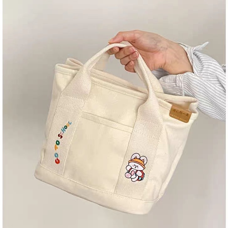 A cute Japanese-style canvas bag with dog letters, a new style for women, a handbag for moms going out, a bento bag, and a handbag for office workers Application Scenario