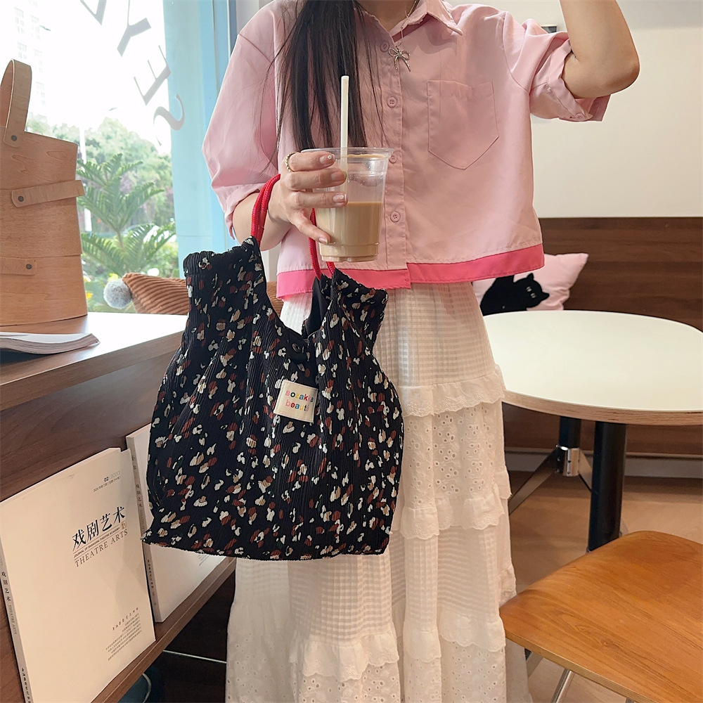 4595 ins crumpled fabric printed handbag, Spring and summer thin shopping hand-held bag, fresh floral print large capacity fabric bag Application Scenario