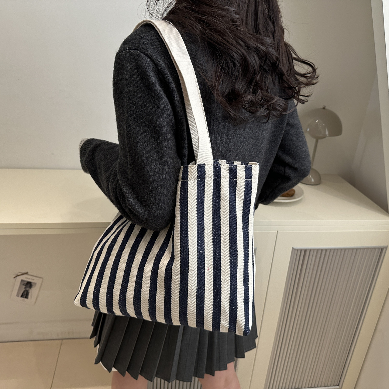 The new cross-border vertical striped commuter tote bag, hand-held shoulder bag, is fashionable and has a large capacity. It features an InS-style simple letter sail Specification drawing