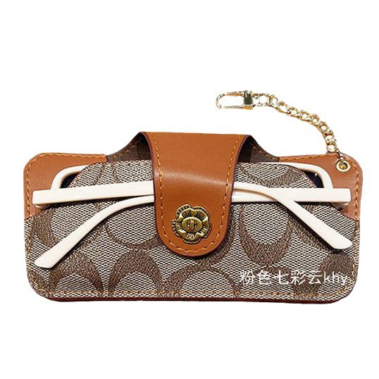 The new hanging bag reading glasses case with thick vegetable-tanned leather snap and pressure-resistant soft leather glasses bag is portable for both men and women Item Picture