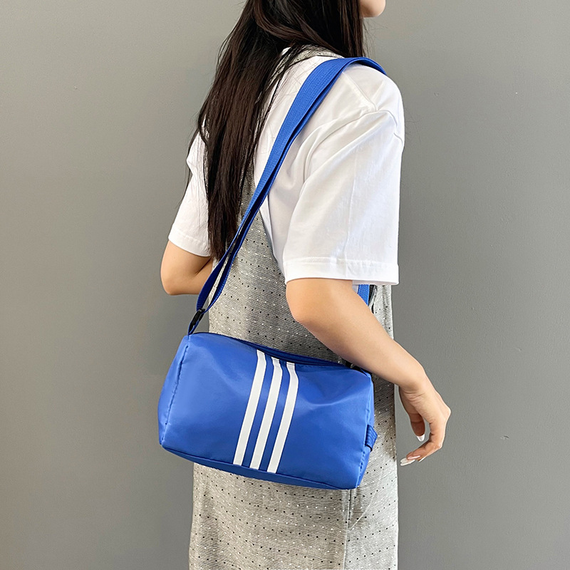 The new large-capacity women's bag, a Korean-style fashionable one-shoulder bag with a trendy Oxford fabric logo printable crossbody bag, is selling well Specification drawing