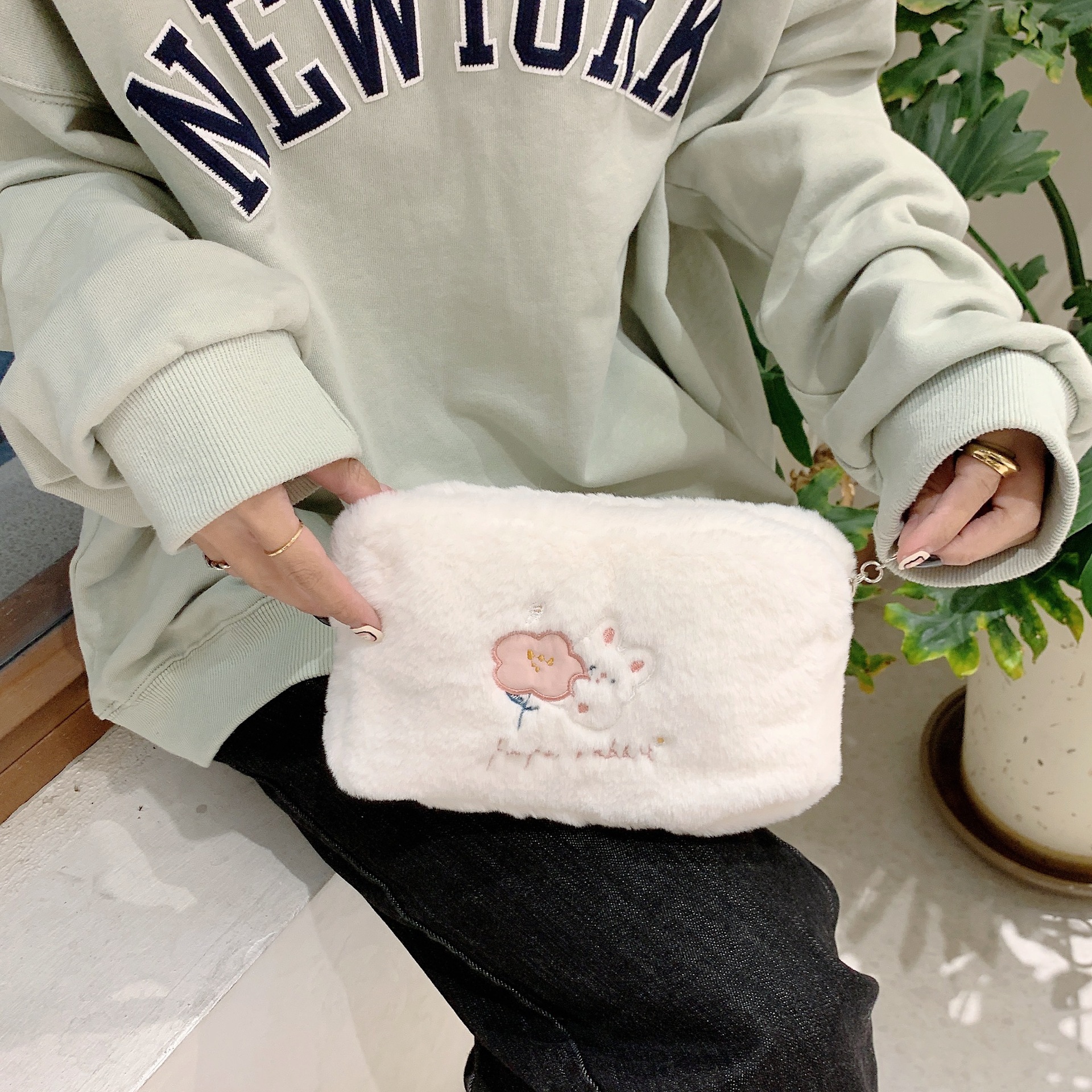 21154 Autumn and Winter plush makeup bag, flower rabbit, cute cartoon embroidered portable bag for women, soft little bag Specification drawing