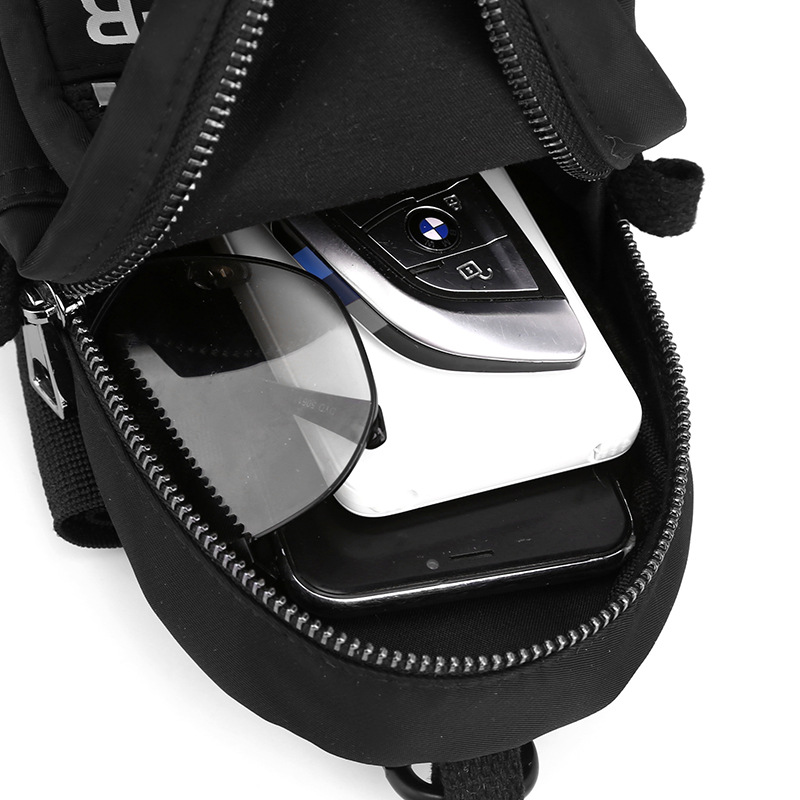 WEPOWER's new chest bag, fashionable waterproof crossbody bag, men's and women's durable nylon casual phone arm bag, single-shoulder bag Application Scenario