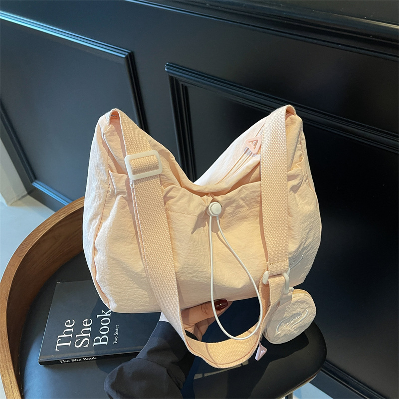 Large-capacity canvas bag for women, 2025 new summer niche single-shoulder crossbody bag, Korean-style pleated tote bag for class Application Scenario