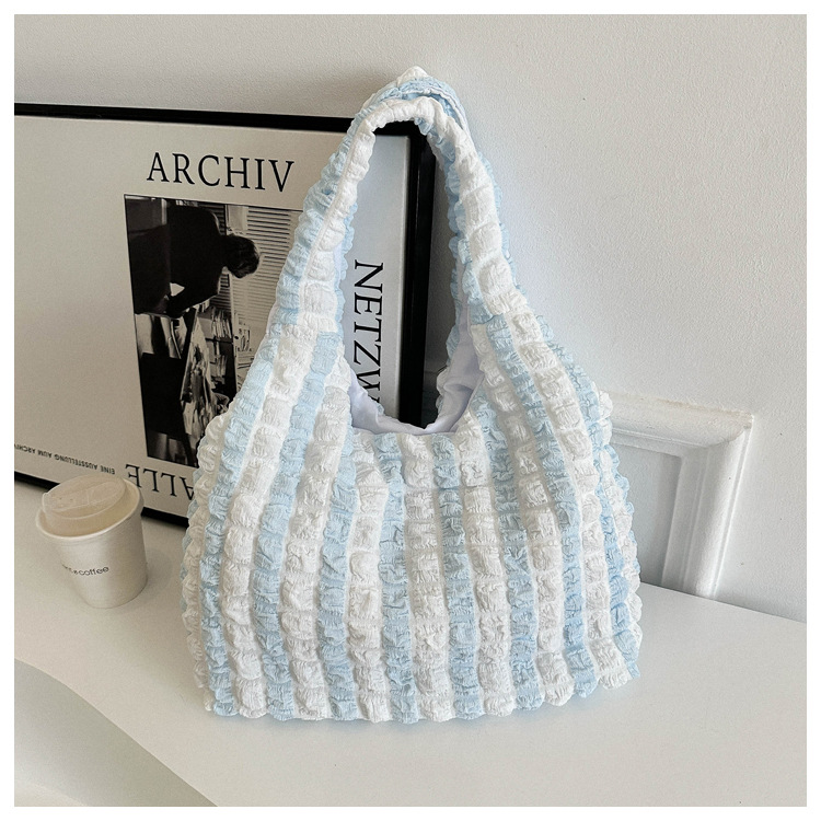 This year, trendy underarm bags, cloud-shaped pleated bubble women's bags, autumn canvas simple and casual hand-held vest bags are in vogue details Picture
