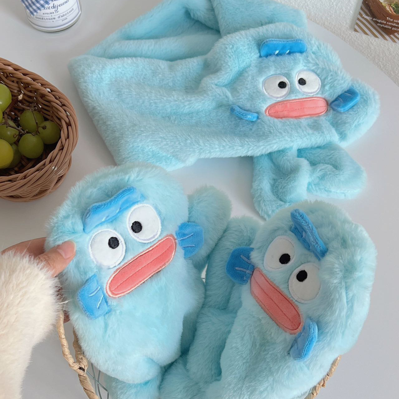 Cartoon ugly fish neck and gloves two-piece set, ins style, winter warmth, thickened, student cycling to keep warm, girls can wear the neck Specification drawing