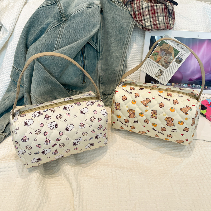 The new cartoon portable makeup and toiletry bag, a fashionable travel storage bag, and a large-capacity three-dimensional handbag are selling well for women full figure